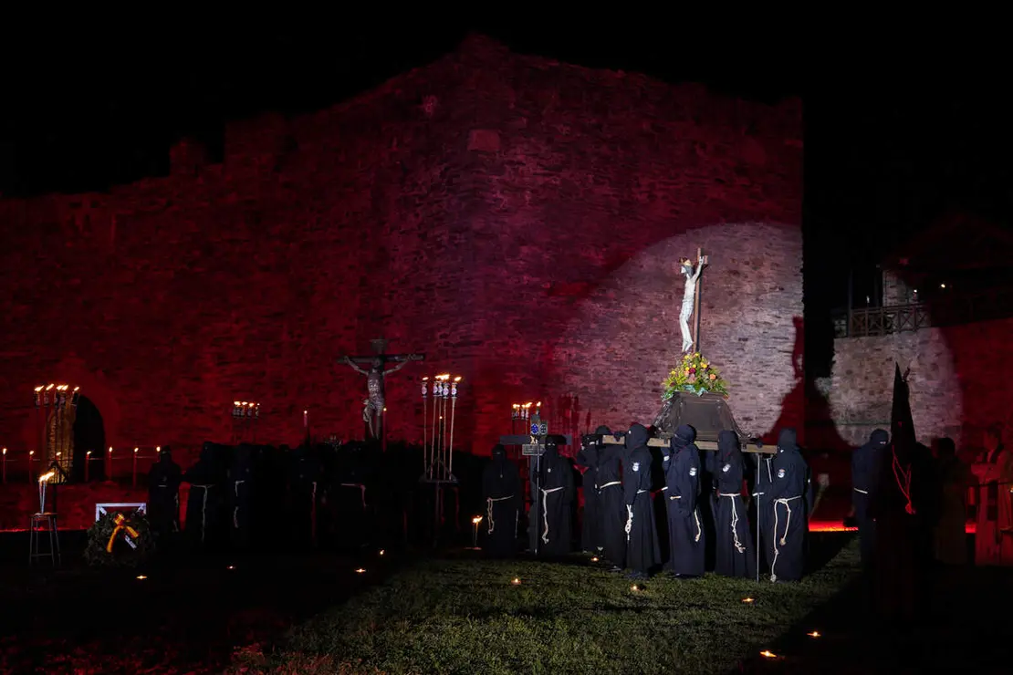 Viacrucis penitencial en el Castillo de los Templarios de Ponferrada con las im&aacute;genes del Cristo de  la Esperanza y el Cristo de la Fortaleza