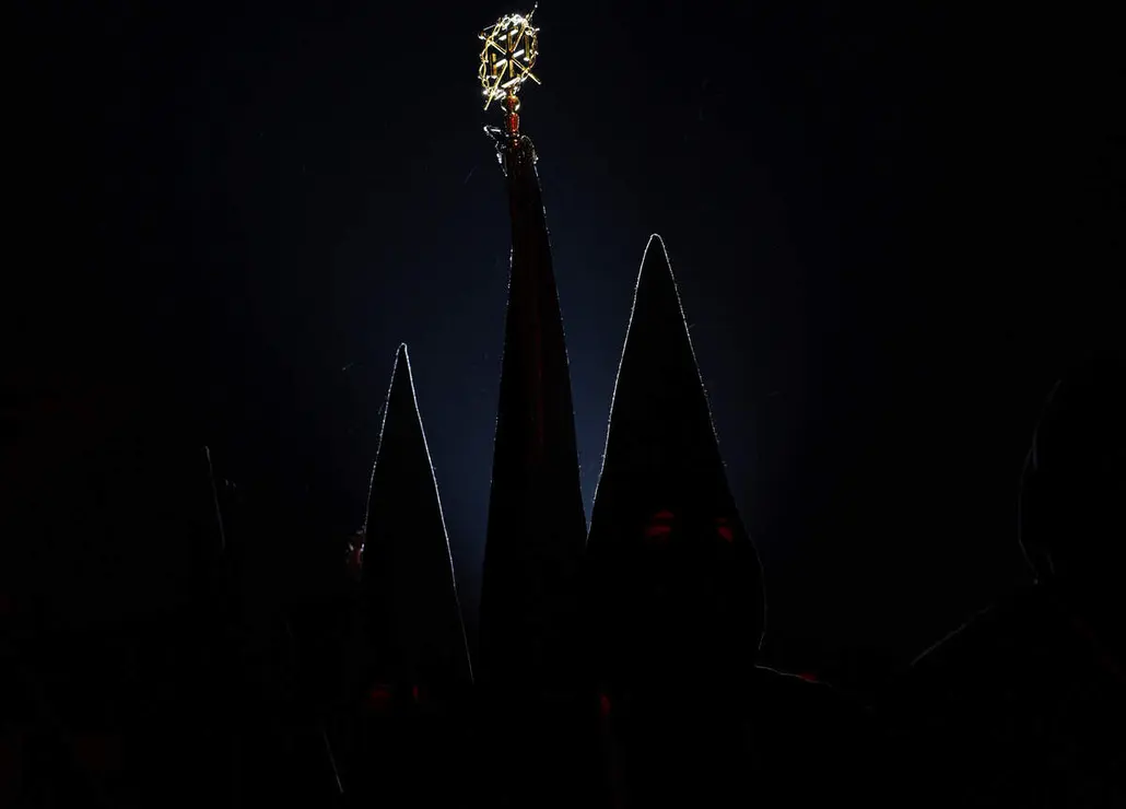 Viacrucis penitencial en el Castillo de los Templarios de Ponferrada con las im&aacute;genes del Cristo de  la Esperanza y el Cristo de la Fortaleza