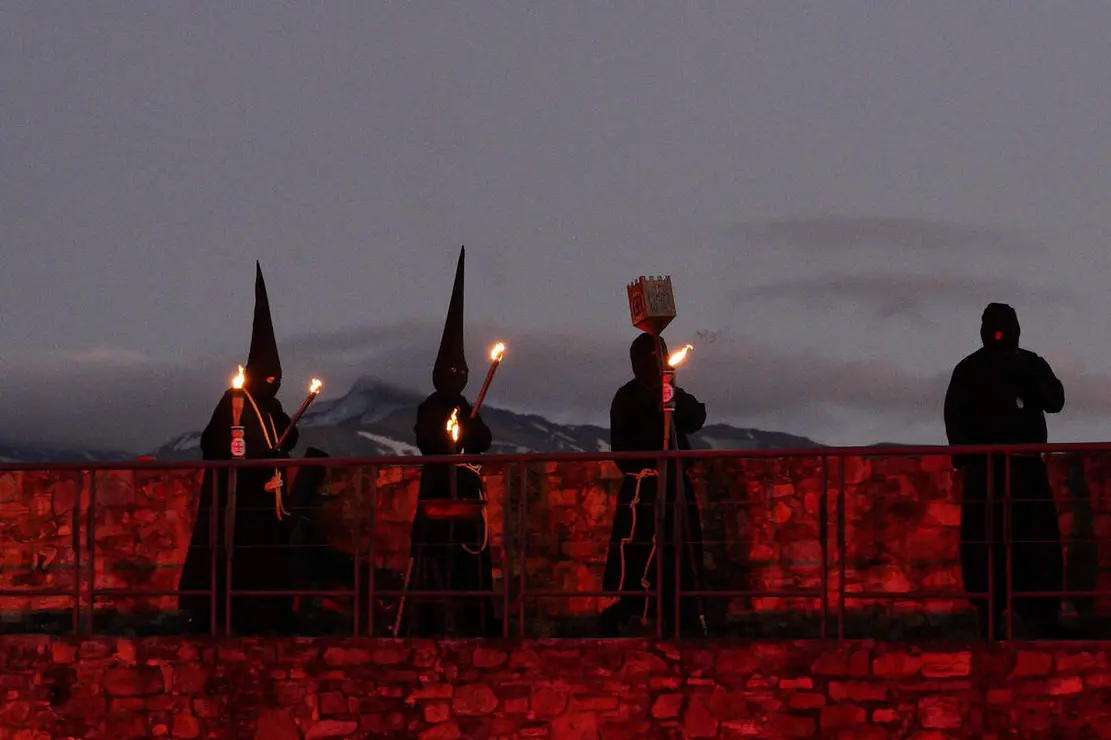 Viacrucis penitencial en el Castillo de los Templarios de Ponferrada con las im&aacute;genes del Cristo de  la Esperanza y el Cristo de la Fortaleza