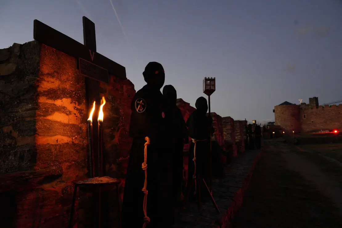 Viacrucis penitencial en el Castillo de los Templarios de Ponferrada con las im&aacute;genes del Cristo de  la Esperanza y el Cristo de la Fortaleza