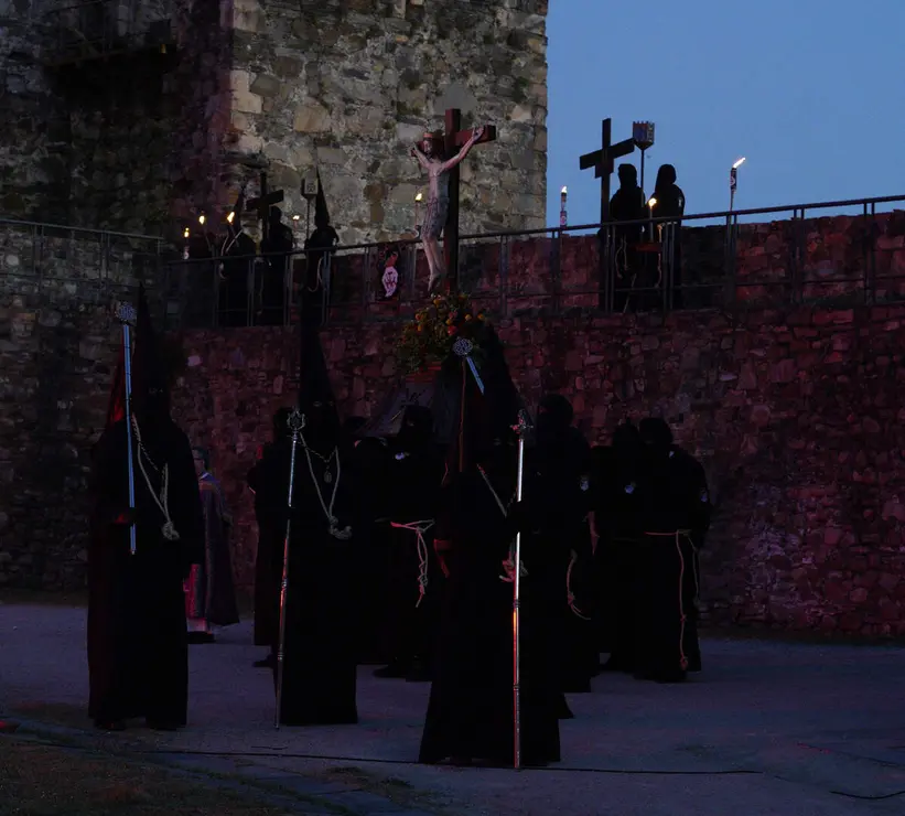 Viacrucis penitencial en el Castillo de los Templarios de Ponferrada con las im&aacute;genes del Cristo de  la Esperanza y el Cristo de la Fortaleza