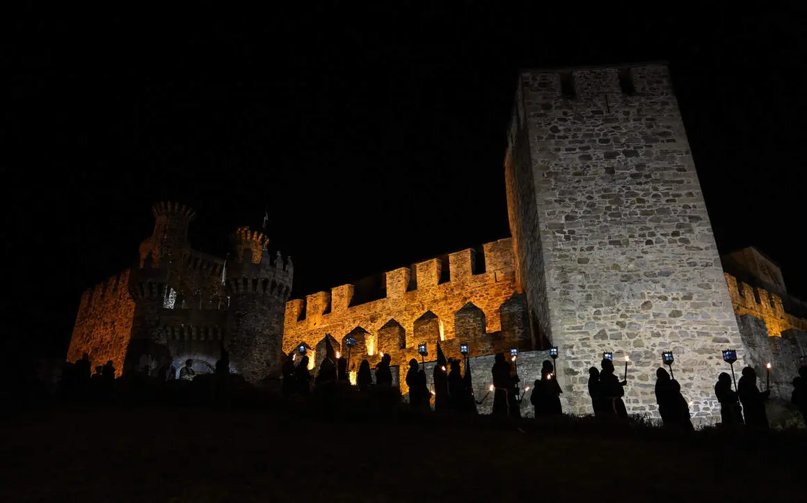 Viacrucis penitencial en el Castillo de los Templarios de Ponferrada con las im&aacute;genes del Cristo de la Esperanza y el Cristo de la Fortaleza