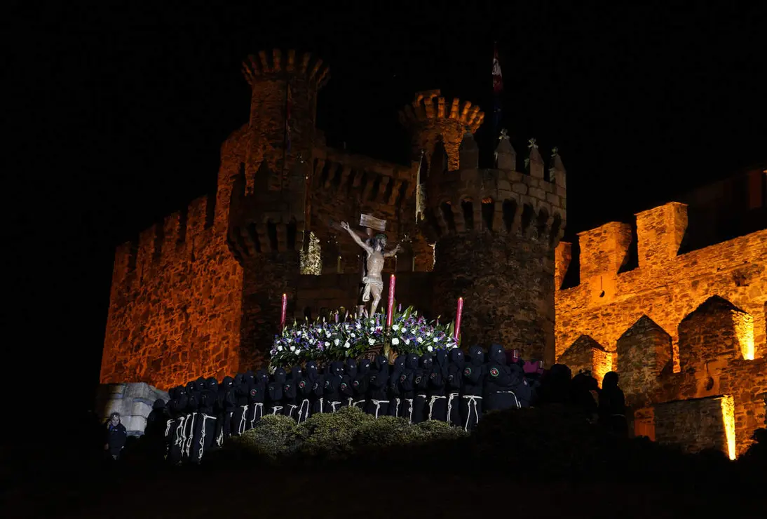 Viacrucis penitencial en el Castillo de los Templarios de Ponferrada con las im&aacute;genes del Cristo de la Esperanza y el Cristo de la Fortaleza