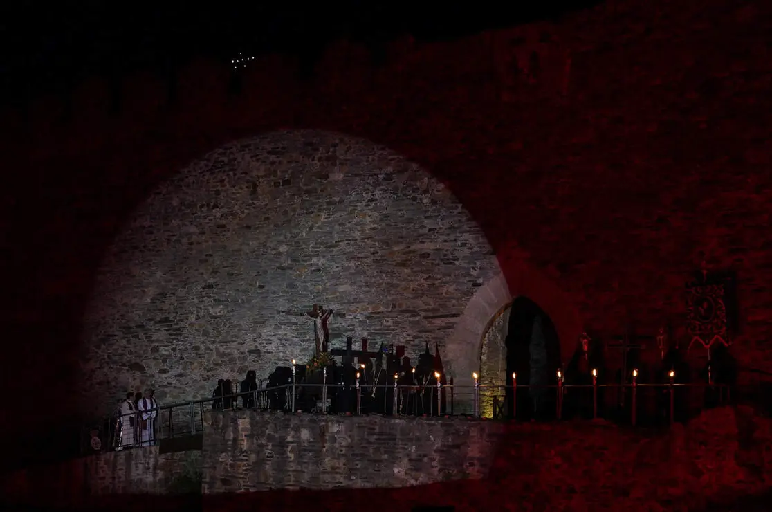 Viacrucis penitencial en el Castillo de los Templarios de Ponferrada con las im&aacute;genes del Cristo de  la Esperanza y el Cristo de la Fortaleza