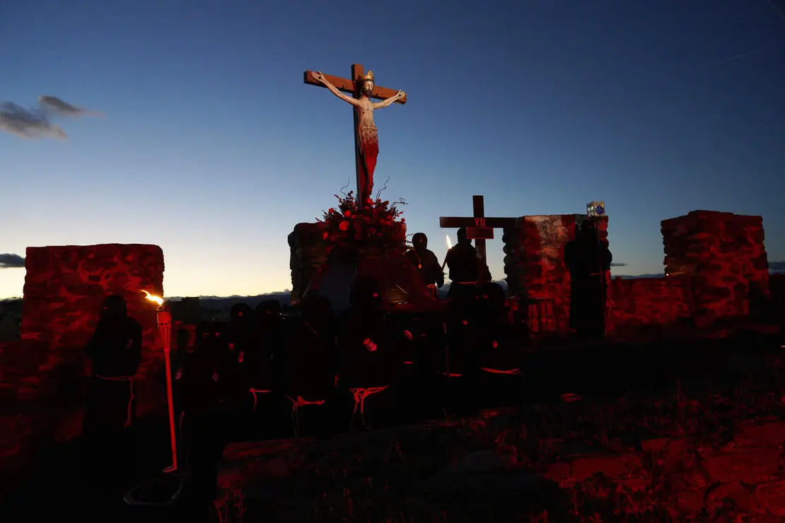 Viacrucis penitencial en el Castillo de los Templarios de Ponferrada con las im&aacute;genes del Cristo de  la Esperanza y el Cristo de la Fortaleza