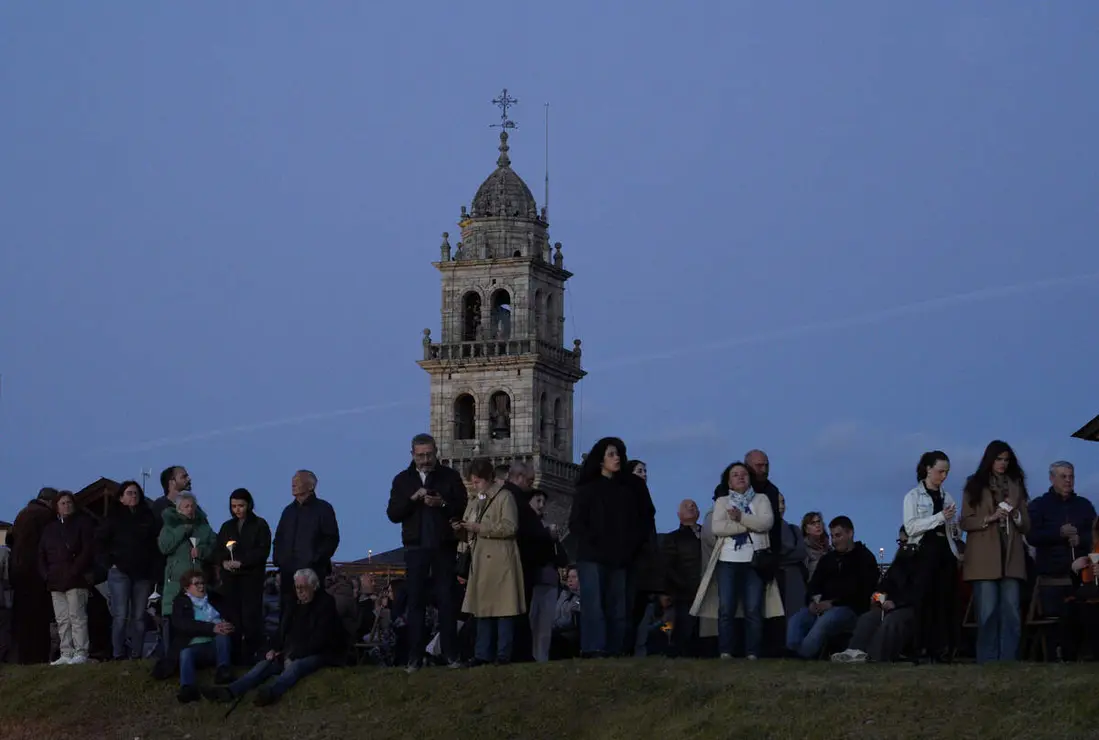 Viacrucis penitencial en el Castillo de los Templarios de Ponferrada con las im&aacute;genes del Cristo de  la Esperanza y el Cristo de la Fortaleza