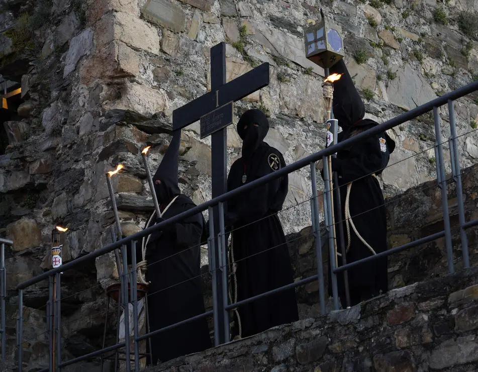 Viacrucis penitencial en el Castillo de los Templarios de Ponferrada con las im&aacute;genes del Cristo de  la Esperanza y el Cristo de la Fortaleza