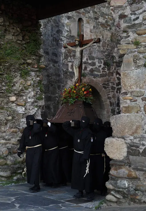 Viacrucis penitencial en el Castillo de los Templarios de Ponferrada con las im&aacute;genes del Cristo de  la Esperanza y el Cristo de la Fortaleza