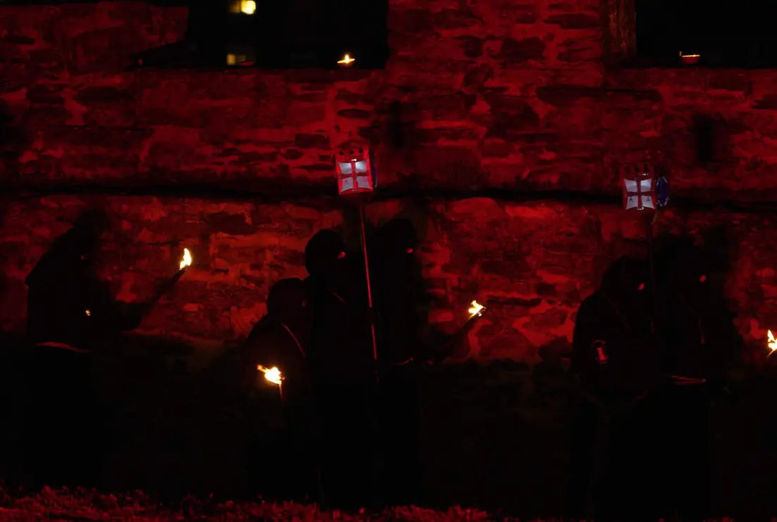 Viacrucis penitencial en el Castillo de los Templarios de Ponferrada con las im&aacute;genes del Cristo de  la Esperanza y el Cristo de la Fortaleza