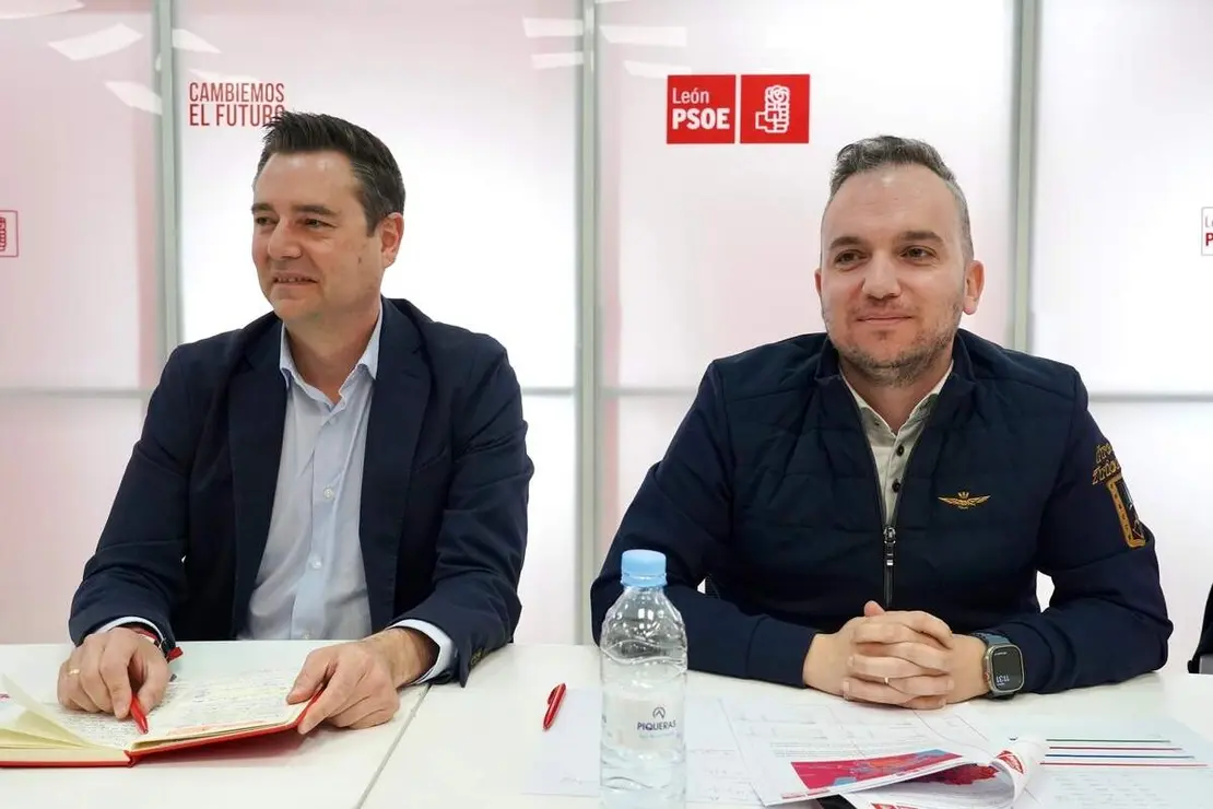 El secretario de Organizaci&oacute;n del PSOE de Castilla y Le&oacute;n, Daniel de la Rosa, y el de Le&oacute;n, Daniel San Jos&eacute;, comparecen tras mantener una reuni&oacute;n de trabajo y an&aacute;lisis del resultado electoral a nivel provincial y auton&oacute;mico