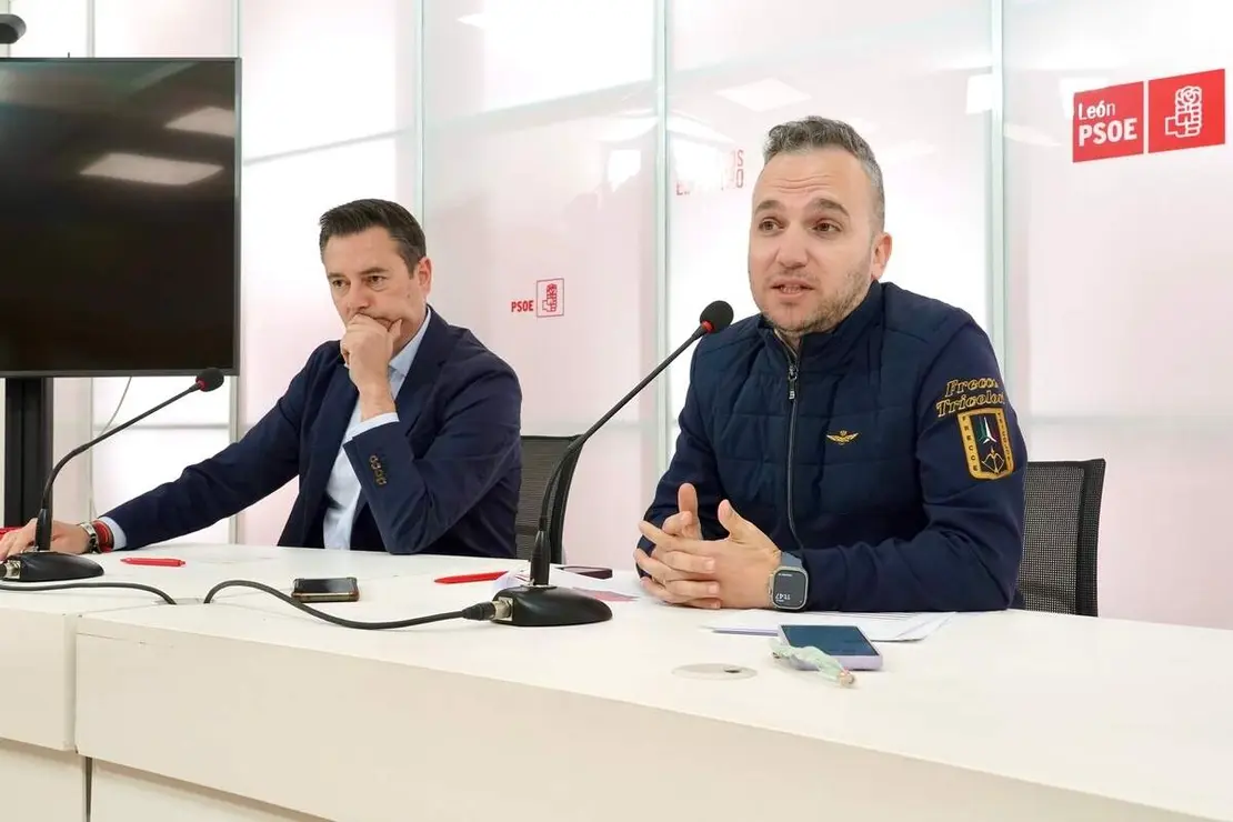 El secretario de Organizaci&oacute;n del PSOE de Castilla y Le&oacute;n, Daniel de la Rosa, y el de Le&oacute;n, Daniel San Jos&eacute;, comparecen tras mantener una reuni&oacute;n de trabajo y an&aacute;lisis del resultado electoral a nivel provincial y auton&oacute;mico