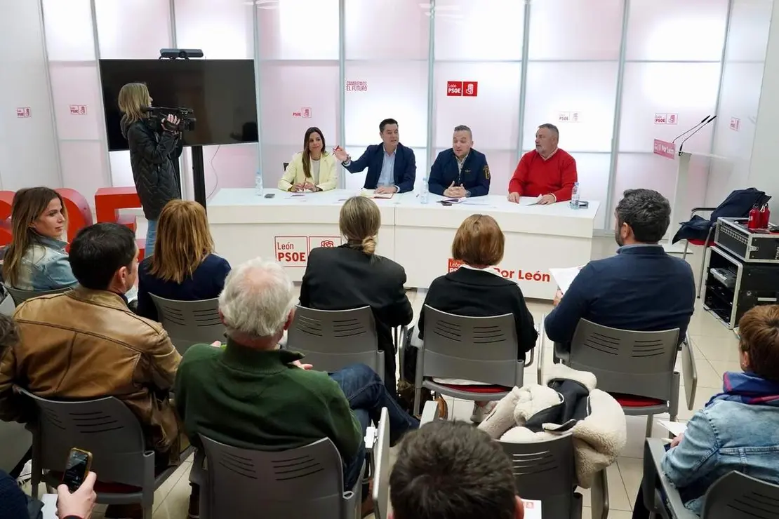 El secretario de Organizaci&oacute;n del PSOE de Castilla y Le&oacute;n, Daniel de la Rosa, y el de Le&oacute;n, Daniel San Jos&eacute;, comparecen tras mantener una reuni&oacute;n de trabajo y an&aacute;lisis del resultado electoral a nivel provincial y auton&oacute;mico