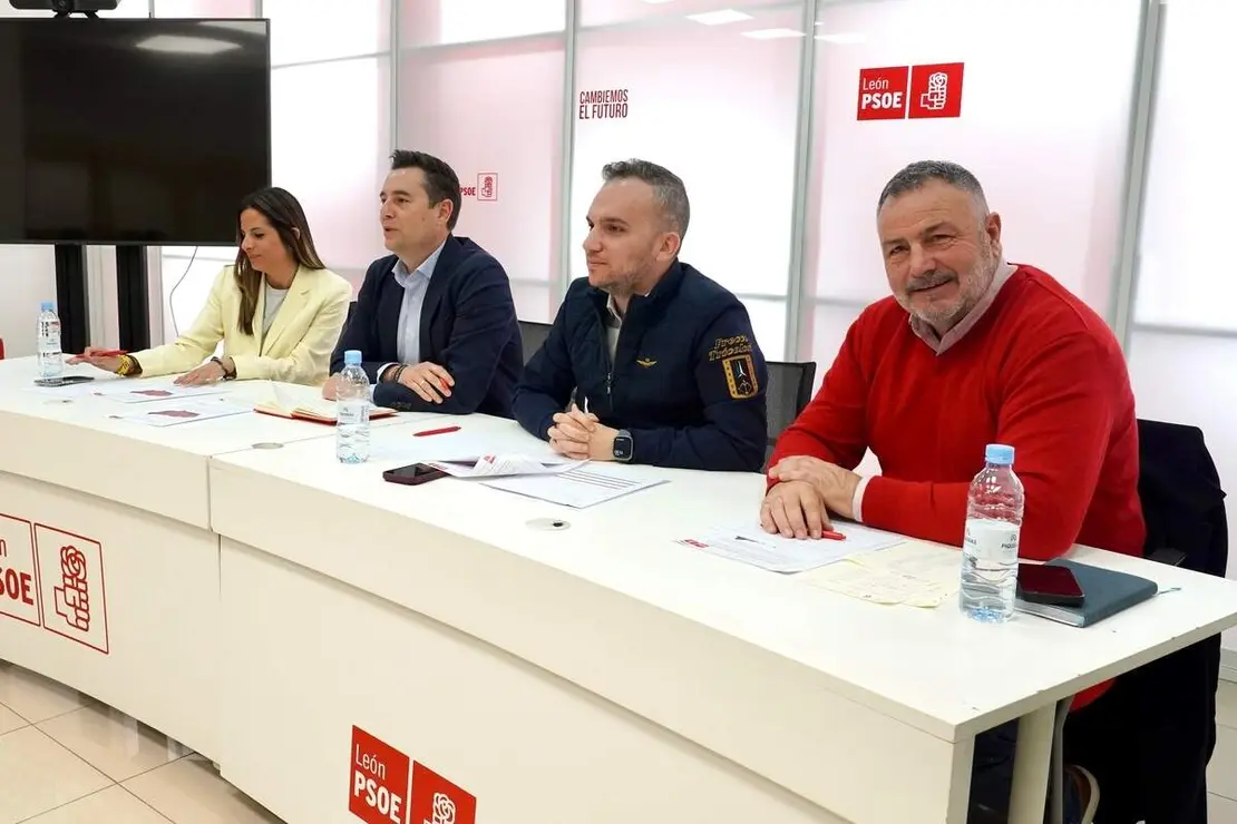 El secretario de Organizaci&oacute;n del PSOE de Castilla y Le&oacute;n, Daniel de la Rosa, y el de Le&oacute;n, Daniel San Jos&eacute;, comparecen tras mantener una reuni&oacute;n de trabajo y an&aacute;lisis del resultado electoral a nivel provincial y auton&oacute;mico