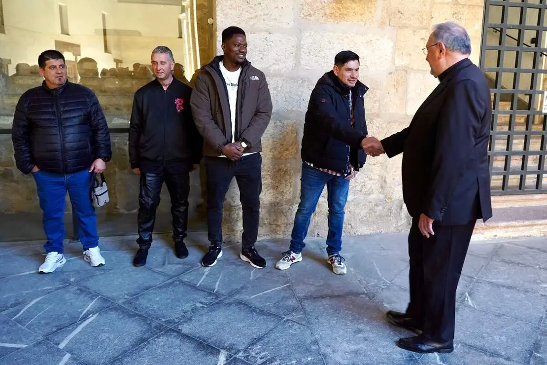 El obispo de Le&oacute;n, Luis &Aacute;ngel de las Heras, recibe al grupo de internos del Centro Penitenciario de Mansilla de las Mulas y del Centro de Inserci&oacute;n Social-CIS &lsquo;Jes&uacute;s Haddad&rsquo; que participar&aacute;n como braceros en la Procesi&oacute;n del Perd&oacute;n