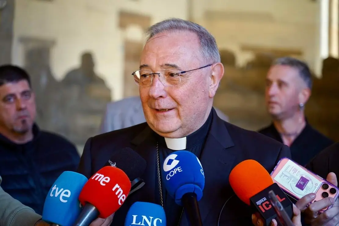 El obispo de Le&oacute;n, Luis &Aacute;ngel de las Heras, recibe al grupo de internos del Centro Penitenciario de Mansilla de las Mulas y del Centro de Inserci&oacute;n Social-CIS &lsquo;Jes&uacute;s Haddad&rsquo; que participar&aacute;n como braceros en la Procesi&oacute;n del Perd&oacute;n