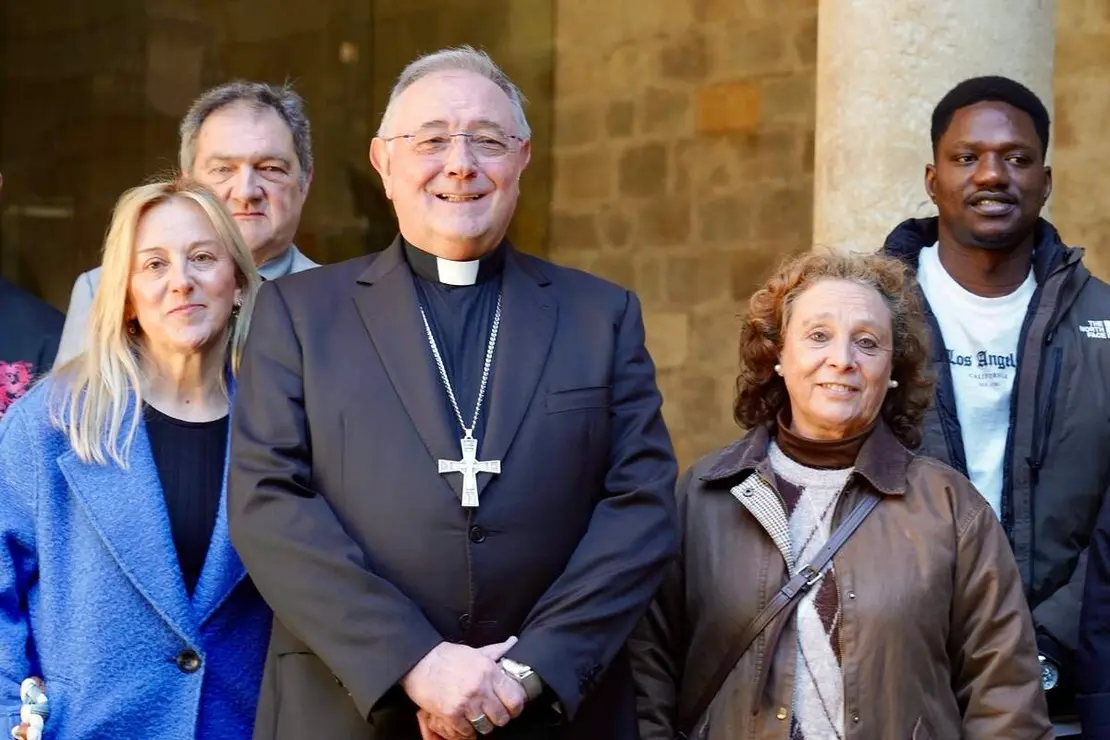 El obispo de Le&oacute;n, Luis &Aacute;ngel de las Heras, recibe al grupo de internos del Centro Penitenciario de Mansilla de las Mulas y del Centro de Inserci&oacute;n Social-CIS &lsquo;Jes&uacute;s Haddad&rsquo; que participar&aacute;n como braceros en la Procesi&oacute;n del Perd&oacute;n