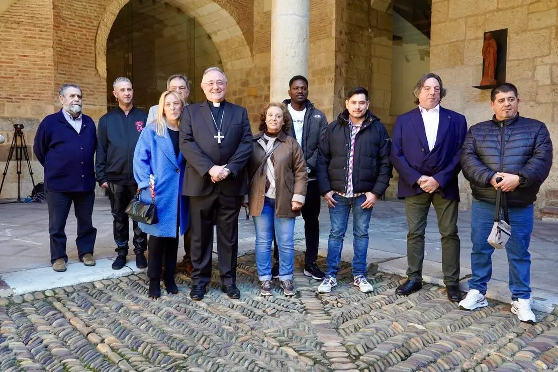 El obispo de Le&oacute;n, Luis &Aacute;ngel de las Heras, recibe al grupo de internos del Centro Penitenciario de Mansilla de las Mulas y del Centro de Inserci&oacute;n Social-CIS &lsquo;Jes&uacute;s Haddad&rsquo; que participar&aacute;n como braceros en la Procesi&oacute;n del Perd&oacute;n