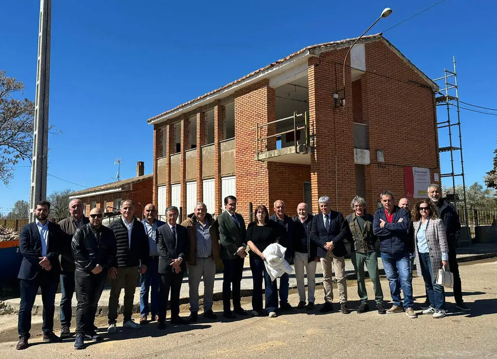 El consejero de Medio Ambiente, Vivienda y Ordenaci&oacute;n del Territorio, Juan Carlos Su&aacute;rez-Qui&ntilde;ones, firma el protocolo de Rehabitare de Le&oacute;n.