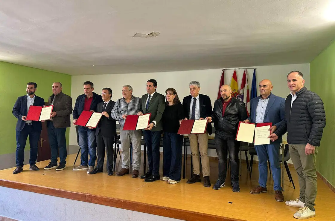 El consejero de Medio Ambiente, Vivienda y Ordenaci&oacute;n del Territorio, Juan Carlos Su&aacute;rez-Qui&ntilde;ones, firma el protocolo de Rehabitare de Le&oacute;n.