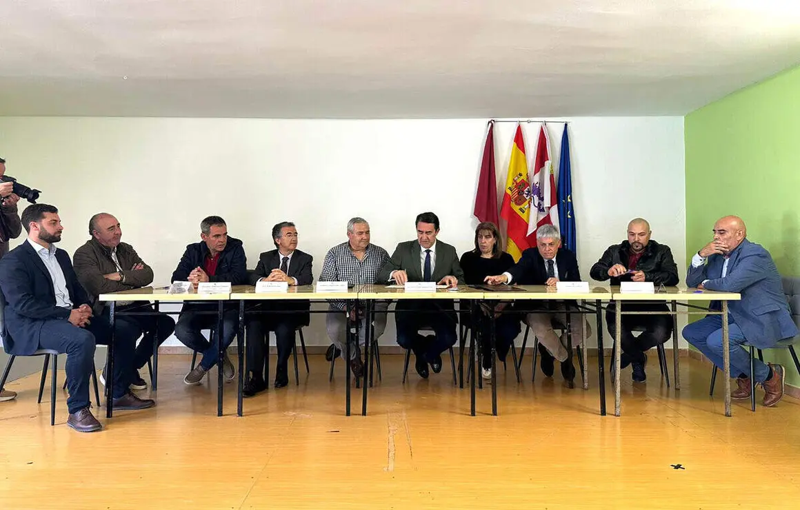 El consejero de Medio Ambiente, Vivienda y Ordenaci&oacute;n del Territorio, Juan Carlos Su&aacute;rez-Qui&ntilde;ones, firma el protocolo de Rehabitare de Le&oacute;n.