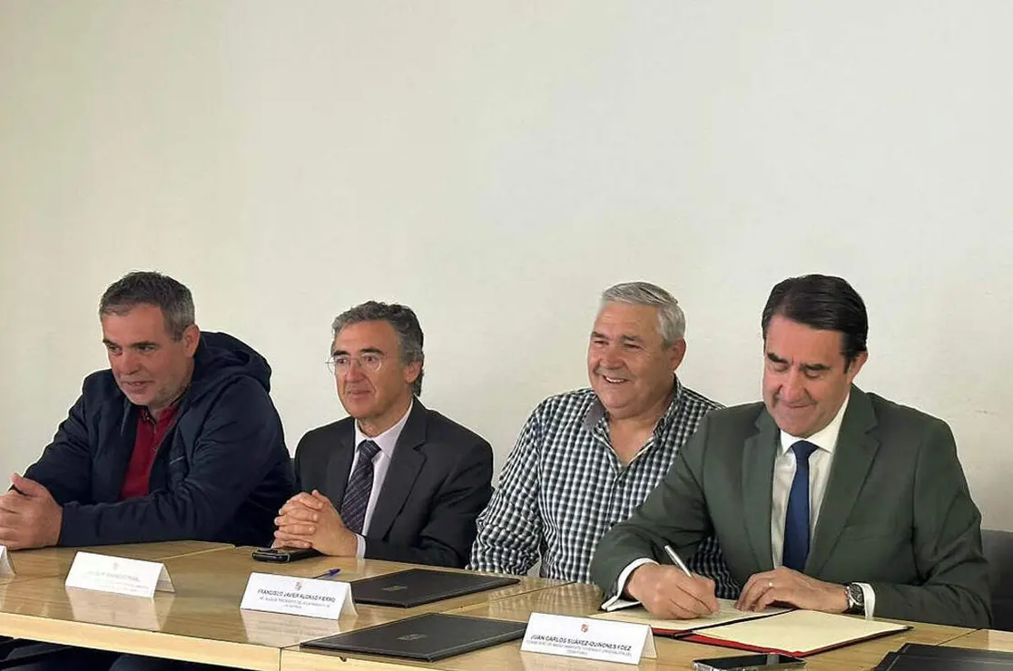 El consejero de Medio Ambiente, Vivienda y Ordenaci&oacute;n del Territorio, Juan Carlos Su&aacute;rez-Qui&ntilde;ones, firma el protocolo de Rehabitare de Le&oacute;n.