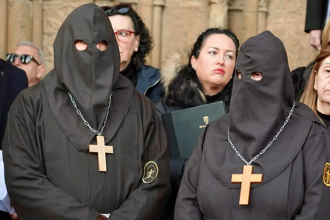 Acto del Perd&oacute;n mediante el indulto a una presa en el transcurso de la Procesi&oacute;n del Perd&oacute;n, organizada por la Cofrad&iacute;a del Santo Cristo del Perd&oacute;n