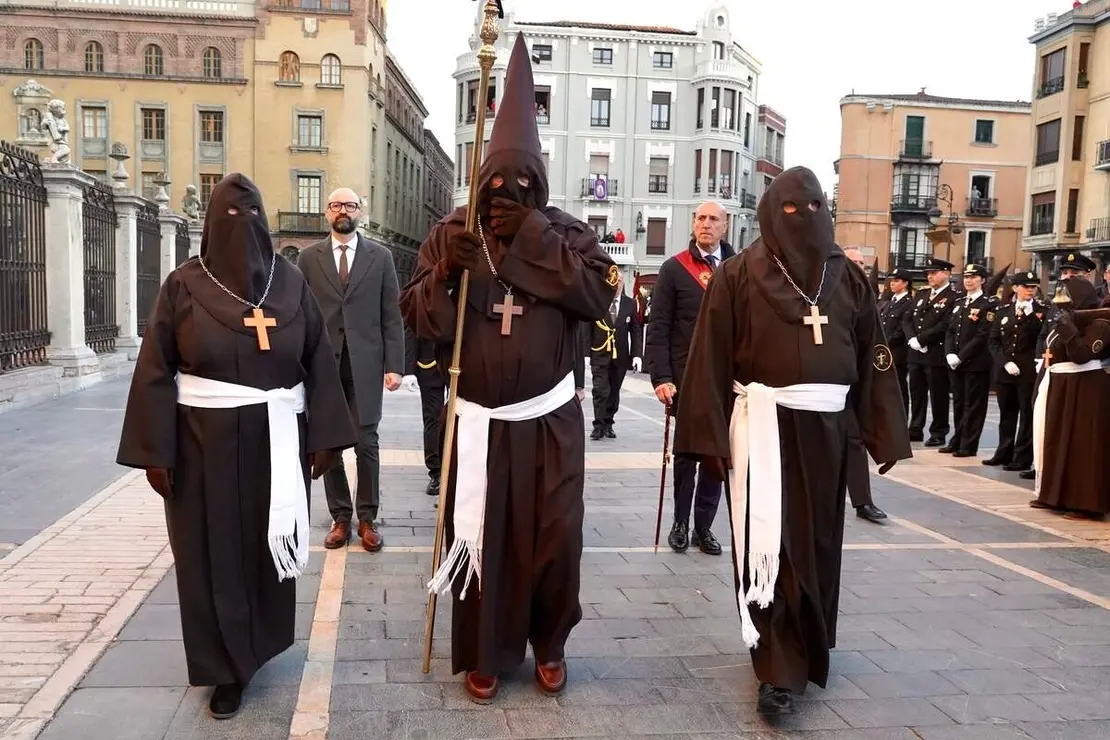 Acto del Perd&oacute;n mediante el indulto a una presa en el transcurso de la Procesi&oacute;n del Perd&oacute;n, organizada por la Cofrad&iacute;a del Santo Cristo del Perd&oacute;n