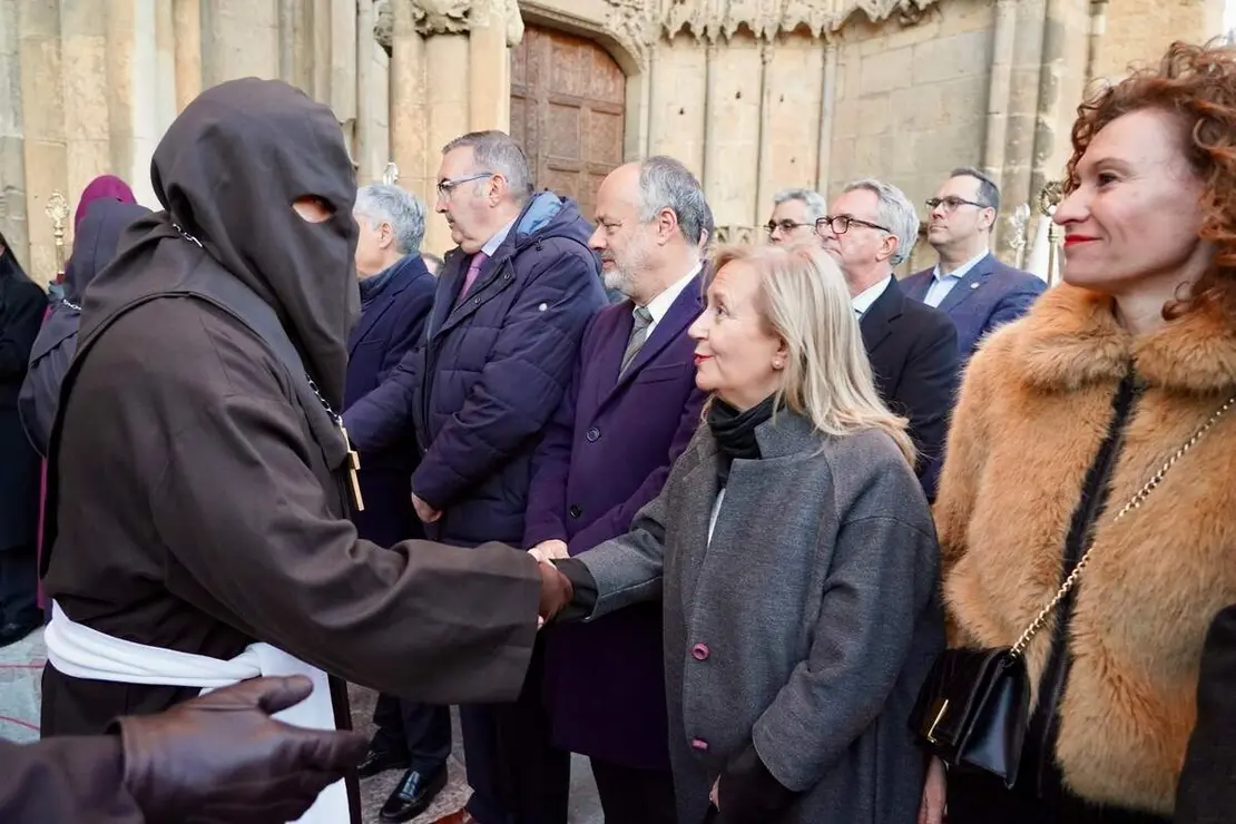 Acto del Perd&oacute;n mediante el indulto a una presa en el transcurso de la Procesi&oacute;n del Perd&oacute;n, organizada por la Cofrad&iacute;a del Santo Cristo del Perd&oacute;n