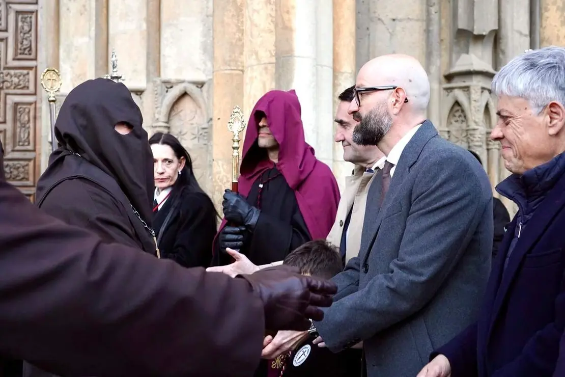 Acto del Perd&oacute;n mediante el indulto a una presa en el transcurso de la Procesi&oacute;n del Perd&oacute;n, organizada por la Cofrad&iacute;a del Santo Cristo del Perd&oacute;n