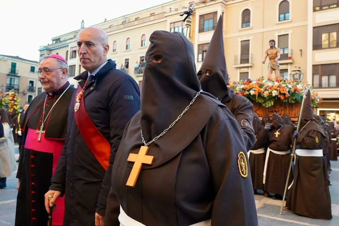 Acto del Perd&oacute;n mediante el indulto a una presa en el transcurso de la Procesi&oacute;n del Perd&oacute;n, organizada por la Cofrad&iacute;a del Santo Cristo del Perd&oacute;n