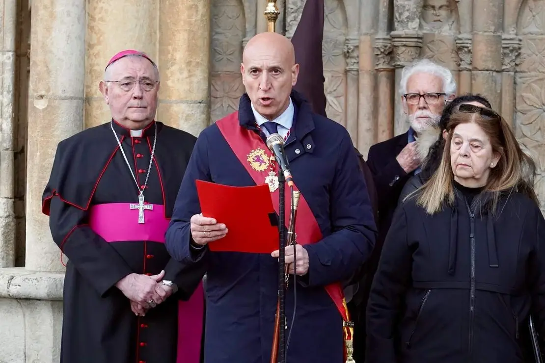 Acto del Perd&oacute;n mediante el indulto a una presa en el transcurso de la Procesi&oacute;n del Perd&oacute;n, organizada por la Cofrad&iacute;a del Santo Cristo del Perd&oacute;n