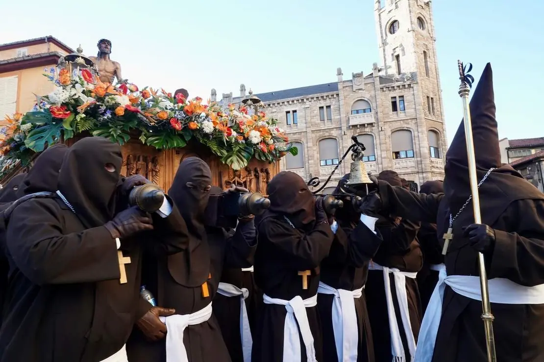 Acto del Perd&oacute;n mediante el indulto a una presa en el transcurso de la Procesi&oacute;n del Perd&oacute;n, organizada por la Cofrad&iacute;a del Santo Cristo del Perd&oacute;n