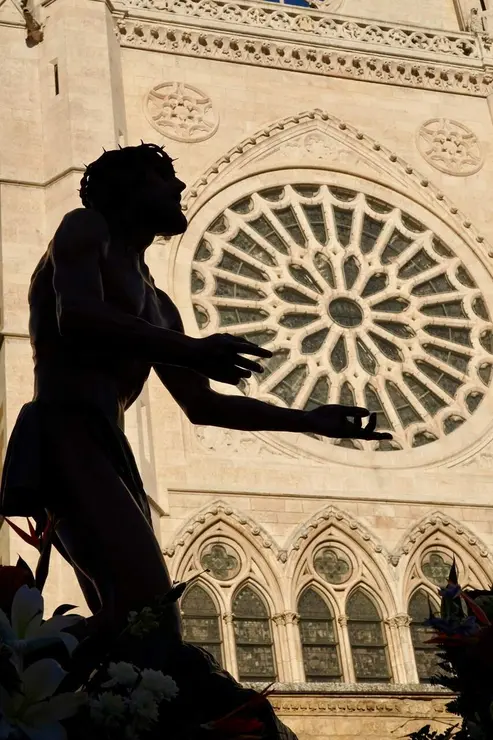 Acto del Perd&oacute;n mediante el indulto a una presa en el transcurso de la Procesi&oacute;n del Perd&oacute;n, organizada por la Cofrad&iacute;a del Santo Cristo del Perd&oacute;n