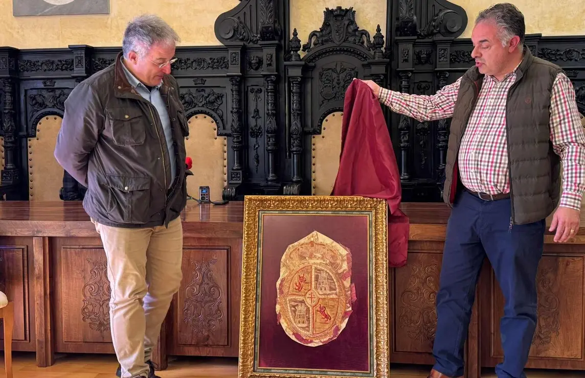 Astorga recupera un escudo real &uacute;nico del siglo XIX olvidado en el Ayuntamiento.&nbsp;El hallazgo, vinculado al reinado de Amadeo I de Saboya, ser&aacute; expuesto tras un estudio hist&oacute;rico impulsado por el Centro de Estudios Astorganos.