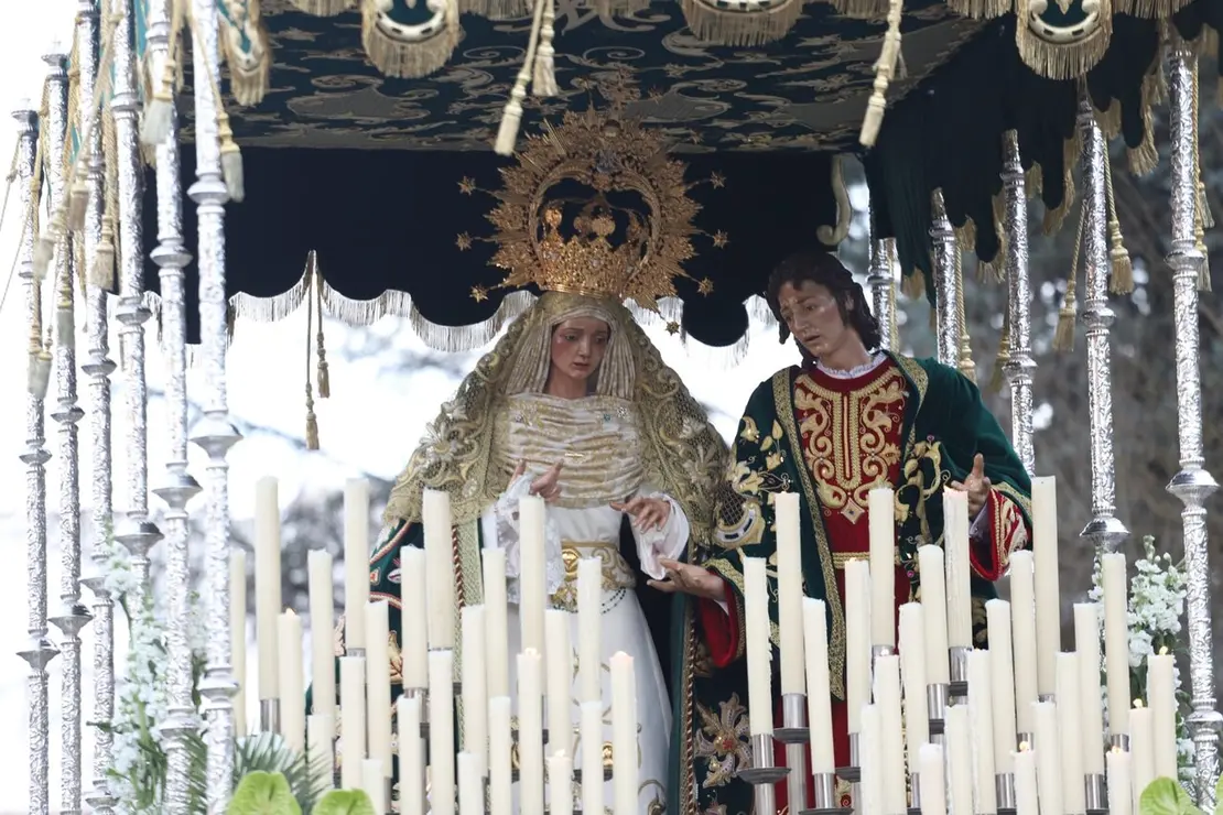 La procesi&oacute;n femenina deslumbra al anochecer y llena de esperanza una pasi&oacute;n leonesa que rebosa p&uacute;blico en las aceras de toda la ciudad. Foto: Isaac Llamazares.