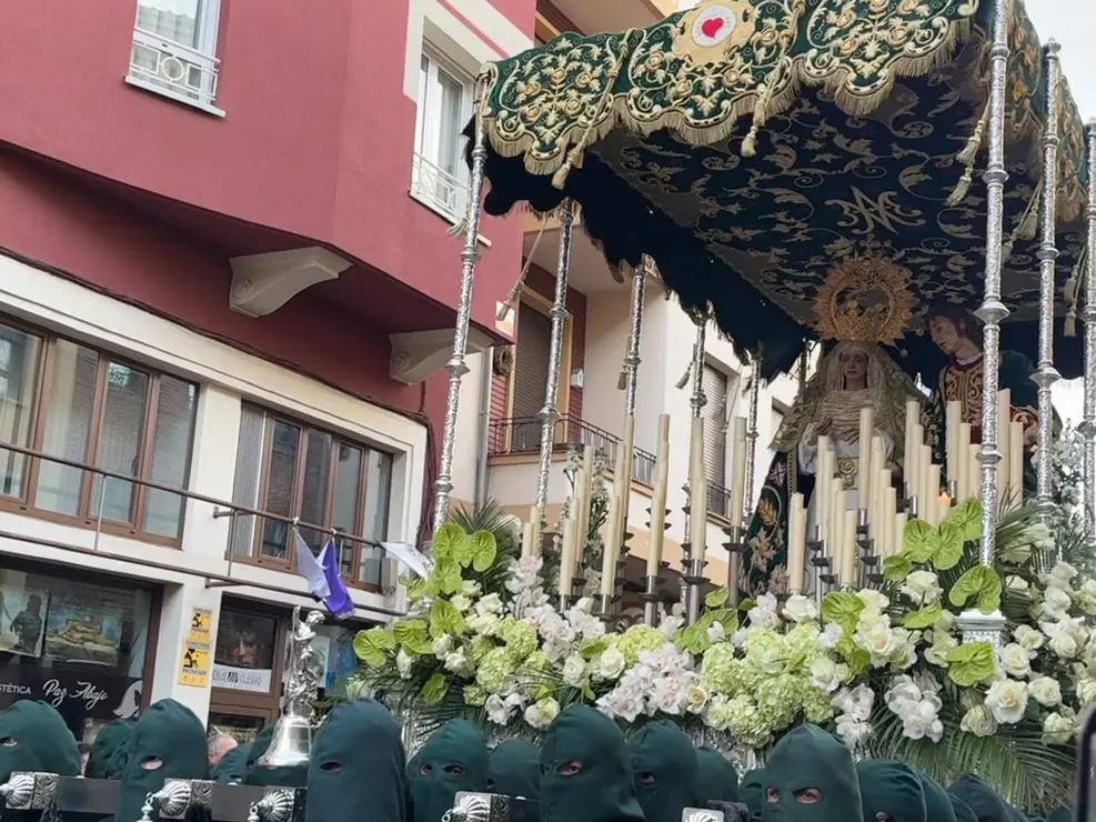La procesi&oacute;n femenina deslumbra al anochecer y llena de esperanza una pasi&oacute;n leonesa que rebosa p&uacute;blico en las aceras de toda la ciudad. Foto: S. Garc&iacute;a.