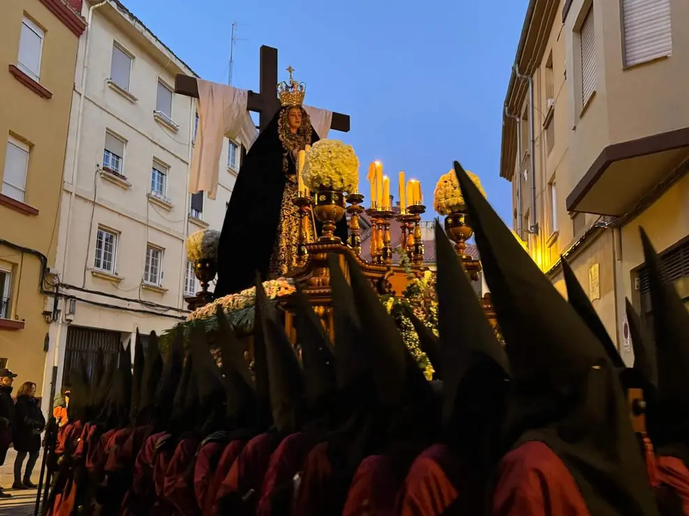La Cofrad&iacute;a del Desenclavo convierte el Jueves Santo leon&eacute;s en un sobrecogedor recorrido de fe, tradici&oacute;n y recogimiento con el Santo Cristo de las Injurias y la Virgen del Mayor Dolor en su Soledad. Foto: Silvia Garc&iacute;a.
