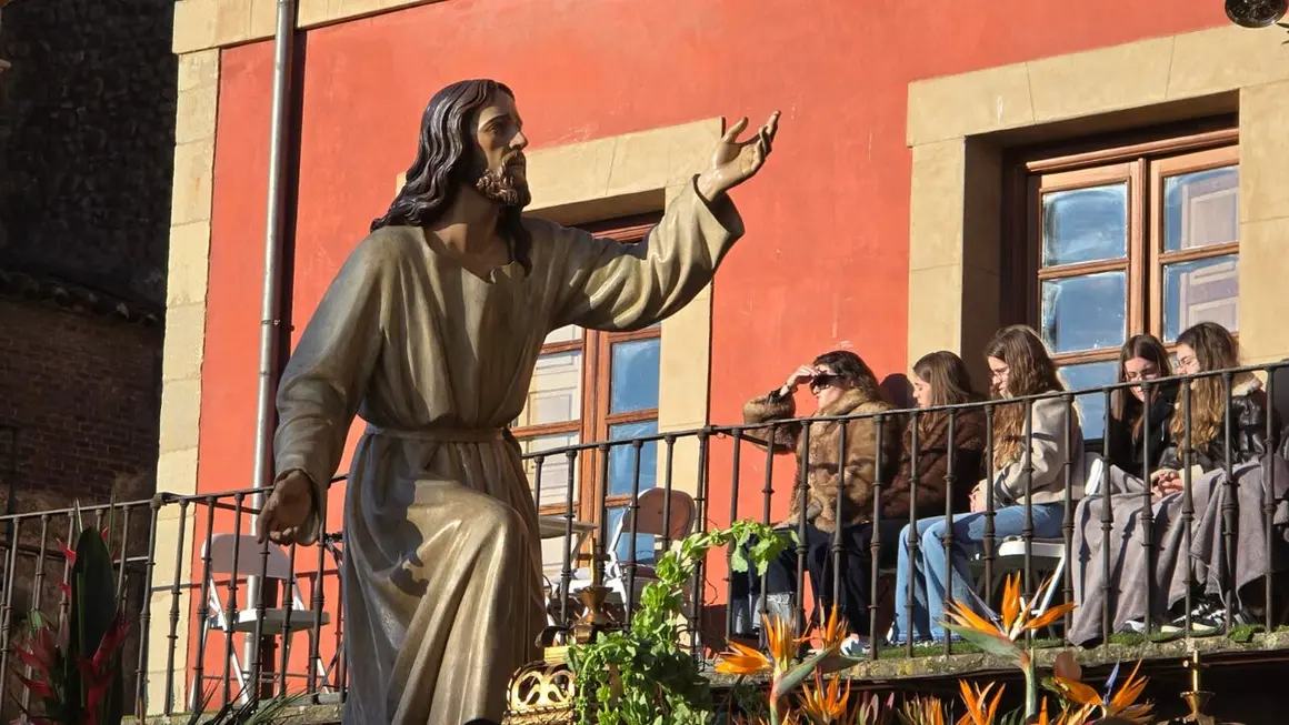 El Encuentro vuelve a latir en Le&oacute;n con emoci&oacute;n y fervor popular. La Plaza Mayor se llena en una ma&ntilde;ana radiante donde tradici&oacute;n, m&uacute;sica y devoci&oacute;n se funden en uno de los momentos m&aacute;s intensos de la Semana Santa leonesa. Fotos: Carlos Calvo