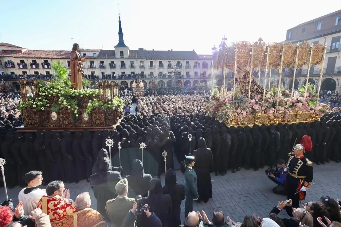 Celebraci&oacute;n del acto de &lsquo;El Encuentro&rsquo; en el transcurso de la Procesi&oacute;n de los Pasos de la Cofrad&iacute;a del Dulce Nombre de Jes&uacute;s Nazareno de la Semana Santa de Le&oacute;n