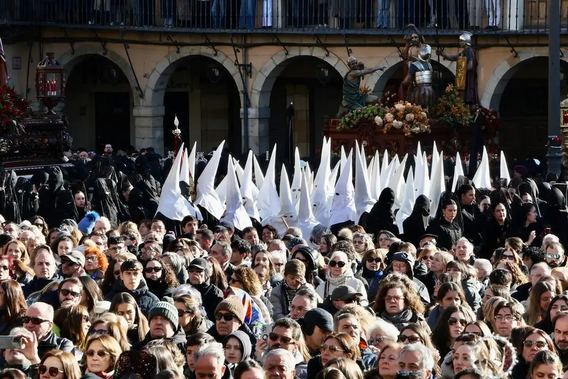 Celebraci&oacute;n del acto de &lsquo;El Encuentro&rsquo; en el transcurso de la Procesi&oacute;n de los Pasos de la Cofrad&iacute;a del Dulce Nombre de Jes&uacute;s Nazareno de la Semana Santa de Le&oacute;n