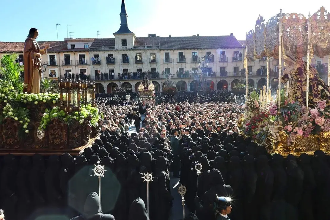 Celebraci&oacute;n del acto de &lsquo;El Encuentro&rsquo; en el transcurso de la Procesi&oacute;n de los Pasos de la Cofrad&iacute;a del Dulce Nombre de Jes&uacute;s Nazareno de la Semana Santa de Le&oacute;n