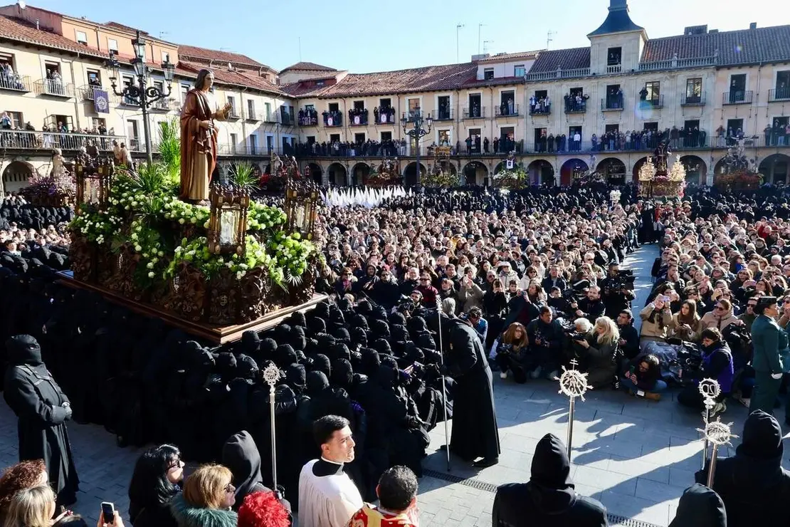 Celebraci&oacute;n del acto de &lsquo;El Encuentro&rsquo; en el transcurso de la Procesi&oacute;n de los Pasos de la Cofrad&iacute;a del Dulce Nombre de Jes&uacute;s Nazareno de la Semana Santa de Le&oacute;n