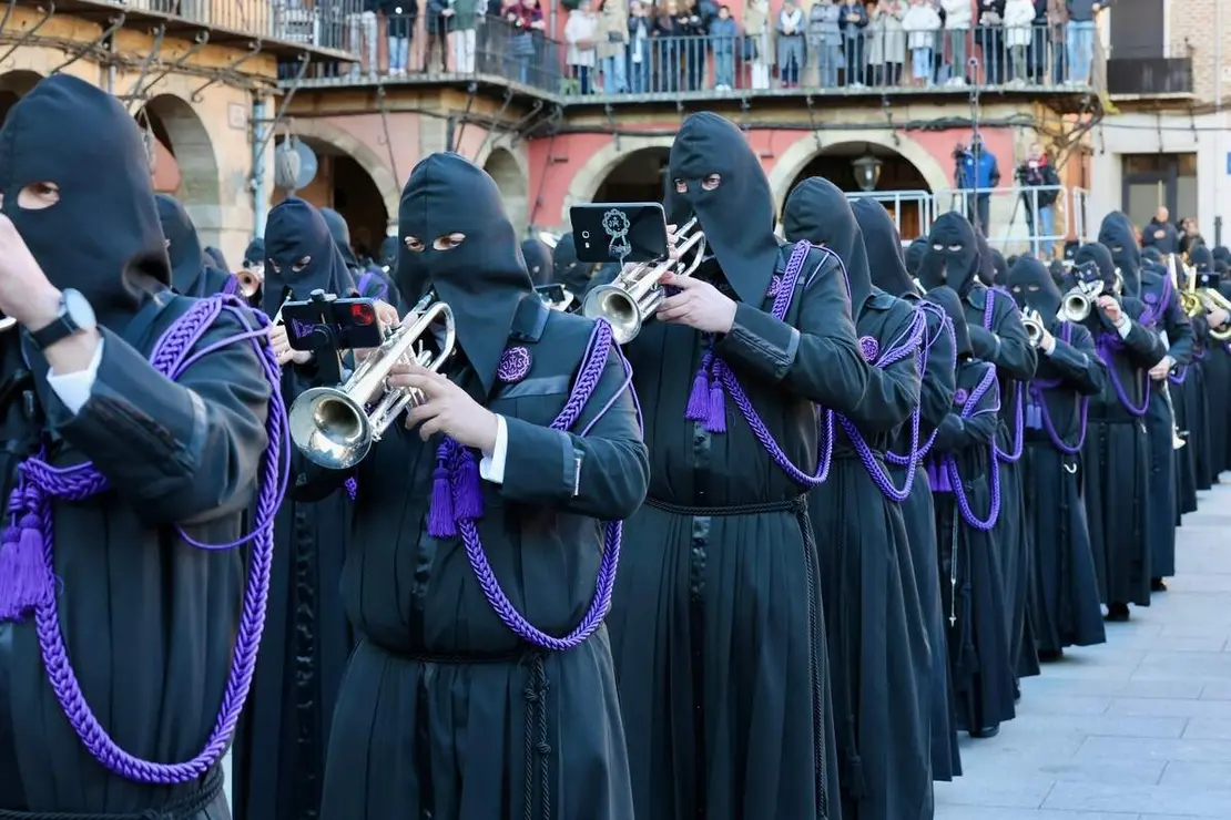 Celebraci&oacute;n del acto de &lsquo;El Encuentro&rsquo; en el transcurso de la Procesi&oacute;n de los Pasos de la Cofrad&iacute;a del Dulce Nombre de Jes&uacute;s Nazareno de la Semana Santa de Le&oacute;n