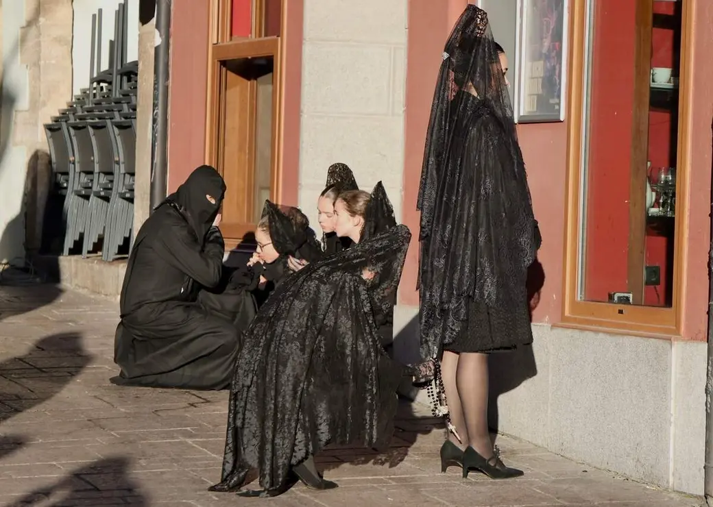 Celebraci&oacute;n del acto de &lsquo;El Encuentro&rsquo; en el transcurso de la Procesi&oacute;n de los Pasos de la Cofrad&iacute;a del Dulce Nombre de Jes&uacute;s Nazareno de la Semana Santa de Le&oacute;n