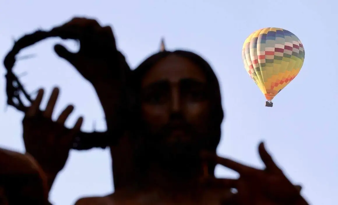 Celebraci&oacute;n del acto de &lsquo;El Encuentro&rsquo; en el transcurso de la Procesi&oacute;n de los Pasos de la Cofrad&iacute;a del Dulce Nombre de Jes&uacute;s Nazareno de la Semana Santa de Le&oacute;n