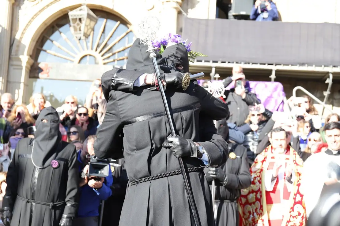 El fot&oacute;grafo leon&eacute;s Isaac Llamazares plasma la celebraci&oacute;n del acto de 'El Encuentro' en el transcurso de la Procesi&oacute;n de los Pasos de la Cofrad&iacute;a del Dulce Nombre de Jes&uacute;s Nazareno de la Semana Santa de Le&oacute;n.