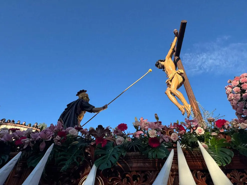 A las seis de la tarde, con puntualidad contenida y expectaci&oacute;n en aumento, parti&oacute; desde la Iglesia de San Marcelo una de las procesiones m&aacute;s simb&oacute;licas del Viernes Santo leon&eacute;s. La Procesi&oacute;n de las Siete Palabras volvi&oacute; a desplegar su identidad inconfundible: t&uacute;nicas rojas, capirotes blancos y capas negras dibujando una estampa de luto y redenci&oacute;n en el coraz&oacute;n de la ciudad.