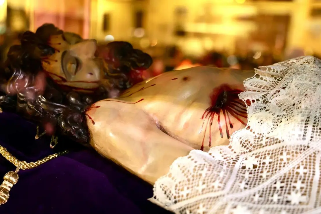 El presidente de las Cortes de Castilla y Le&oacute;n, Carlos Poll&aacute;n; el consejero de Medio Ambiente, Vivienda y Ordenaci&oacute;n del Territorio, Juan Carlos Su&aacute;rez-Qui&ntilde;ones y la Corporaci&oacute;n Municipal de Le&oacute;n, presidida por el alcalde, Jos&eacute; Antonio Diez, participan en la procesi&oacute;n del Santo Entierro de la Cofrad&iacute;a de Nuestra Se&ntilde;ora de las Angustias y Soledad. Fotos: Campillo