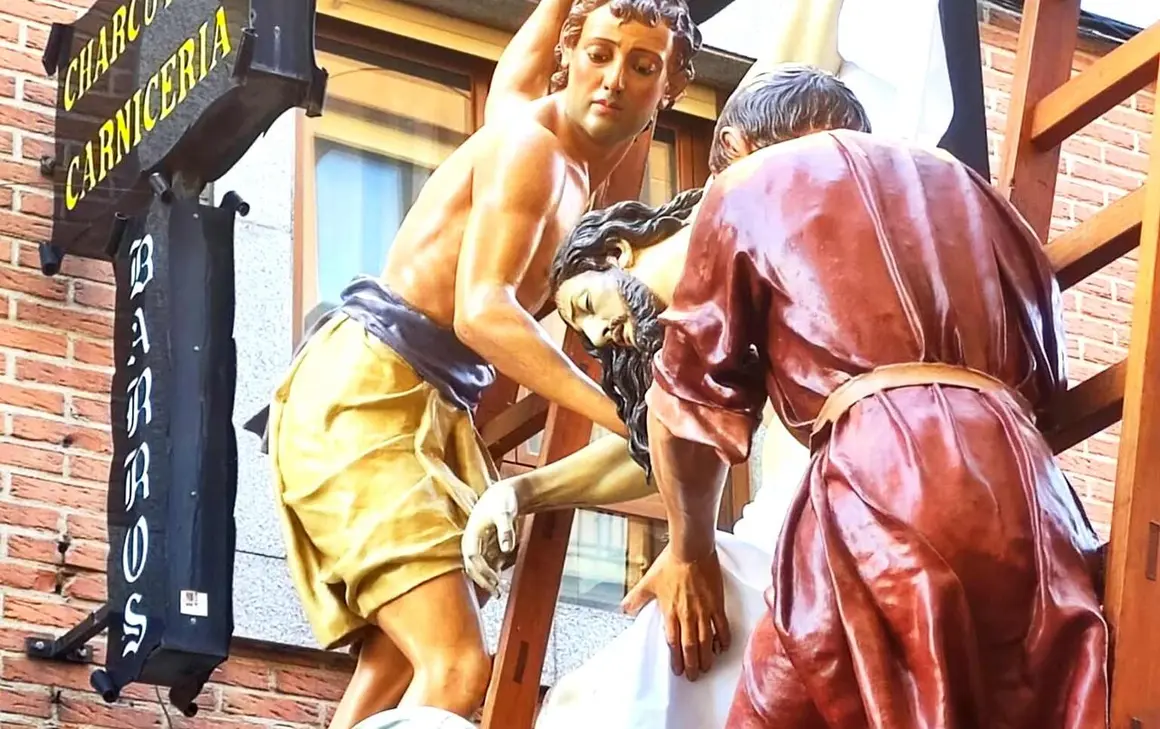 La ciudad de Astorga volvi&oacute; a detener su pulso este Viernes Santo para acoger uno de los actos m&aacute;s emblem&aacute;ticos de su Semana Santa: la Solemne e Inmemorial Procesi&oacute;n del Santo Entierro. Fotos: Daniel Paz