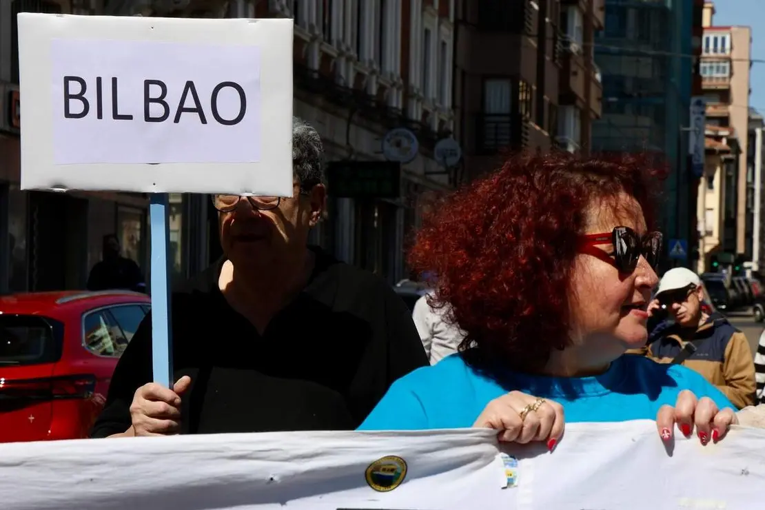 La Plataforma en Defensa del Ferrocarril de V&iacute;a Estrecha de Le&oacute;n protagoniza un corte de tr&aacute;fico reivindicativo en defensa del servicio